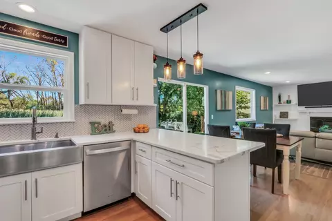 Kitchen - 6405 Plainview Rd, Gurnee, IL 60031 photo 3 of 4