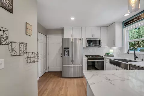 Kitchen - 6405 Plainview Rd, Gurnee, IL 60031 photo 4 of 4