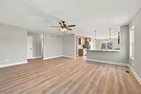 Living - 1952 Eagle Dr, Morris, IL 60450 photo 2 of 3