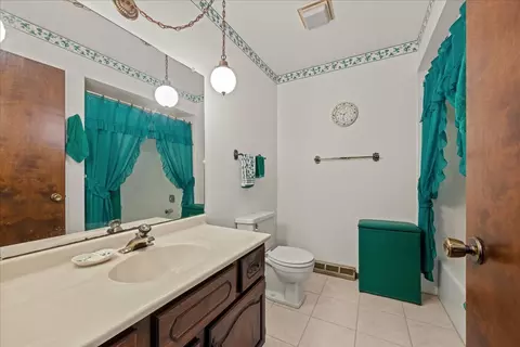 Bath - 1300 Woodland Dr, Aurora, IL 60505 photo 3 of 3