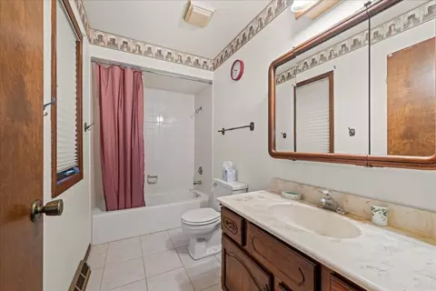 Bath - 1300 Woodland Dr, Aurora, IL 60505 photo 2 of 3