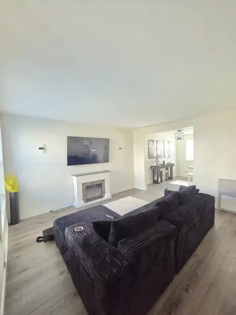 Living - 1436 N Harlem Ave #E, River Forest, IL 60305 photo 3 of 4