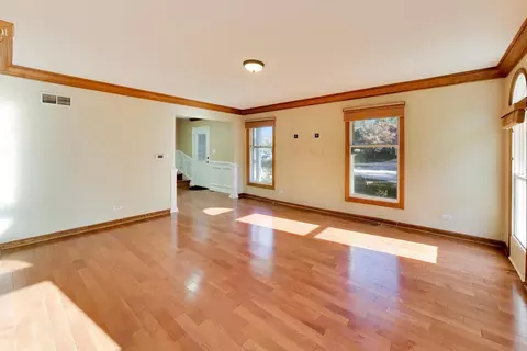 Living - 4230 Eisenhower Cir, Hoffman Estates, IL 60192 photo 2 of 8