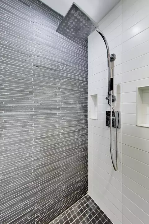 Bath - 4230 Eisenhower Cir, Hoffman Estates, IL 60192 photo 3 of 4