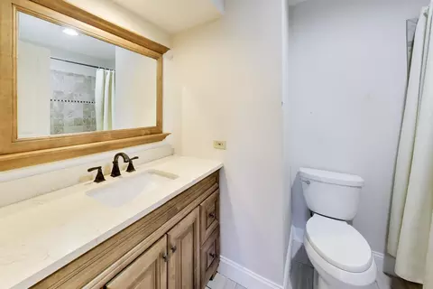 Bath - 4230 Eisenhower Cir, Hoffman Estates, IL 60192 photo 4 of 4