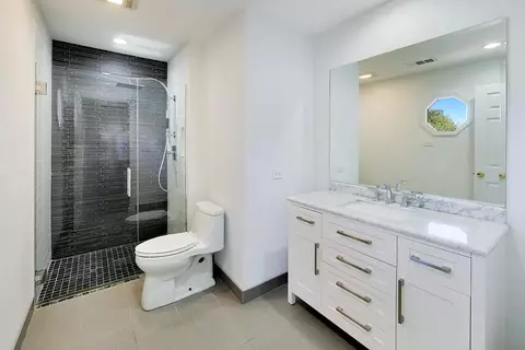 Bath - 4230 Eisenhower Cir, Hoffman Estates, IL 60192 photo 2 of 4