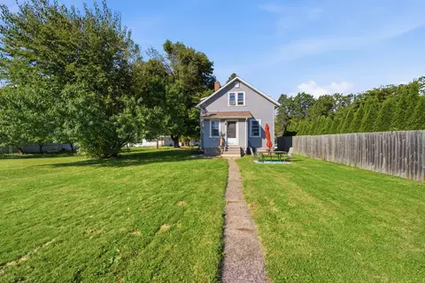 Exterior - 2526 4th St, Moline, IL 61265 photo 6 of 8