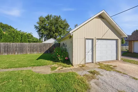 Exterior - 2526 4th St, Moline, IL 61265 photo 4 of 8