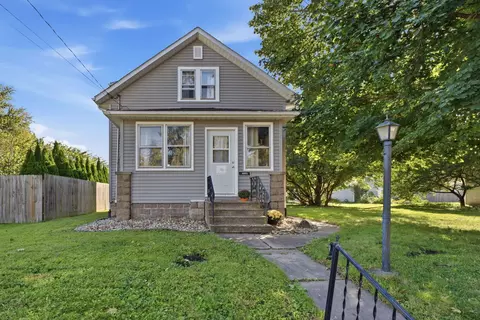 Exterior - 2526 4th St, Moline, IL 61265 photo 2 of 8