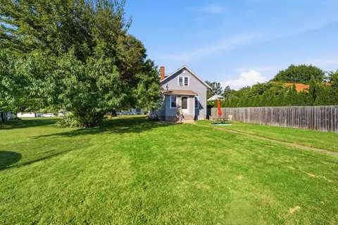 Exterior - 2526 4th St, Moline, IL 61265 photo 5 of 8