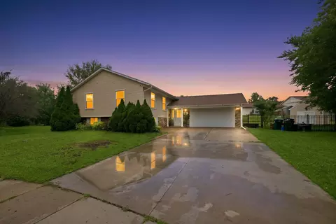 1204 Lincoln Ct, Streamwood, IL 60107