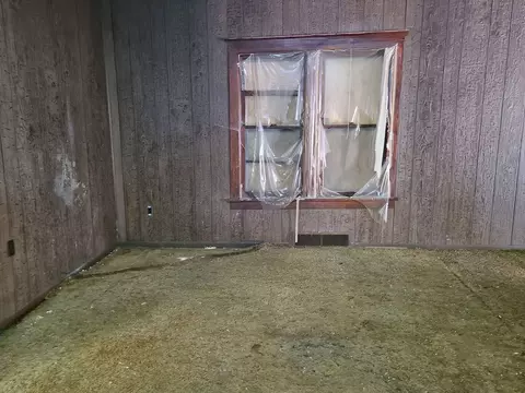 Living - 344 10th St, Moline, IL 61265 photo 1 of 2