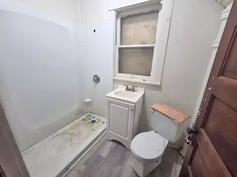 Bath - 344 10th St, Moline, IL 61265 photo 2 of 2