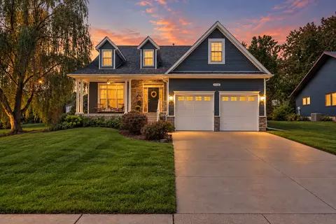 1776 Hollow View Dr, Bettendorf, IA 52722