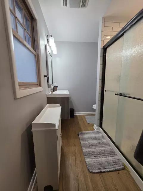 Bath - 732 Fort St, Ottawa, IL 61350 photo 1 of 2