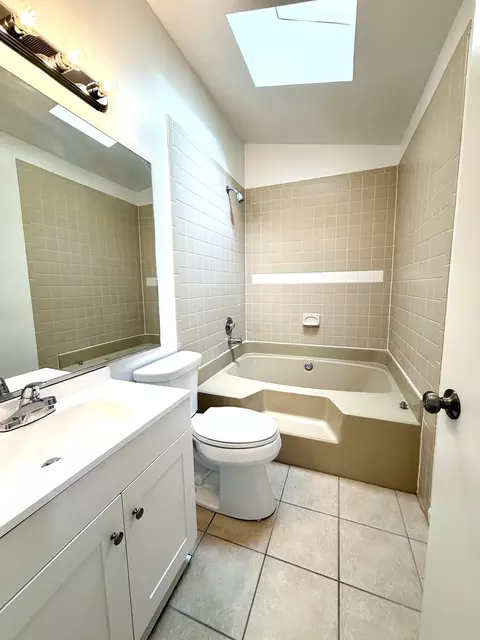 Bath - 658 Rosner Dr, Roselle, IL 60172 photo 2 of 2