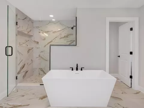 Bath - 605 Polo Dr, Wheaton, IL 60187 photo 3 of 7