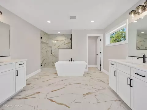 Bath - 605 Polo Dr, Wheaton, IL 60187 photo 2 of 7