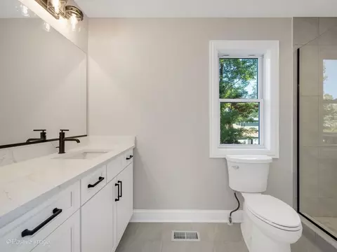 Bath - 605 Polo Dr, Wheaton, IL 60187 photo 4 of 7