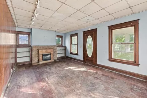 Living - 2819 9th Ave, Moline, IL 61265 photo 3 of 5
