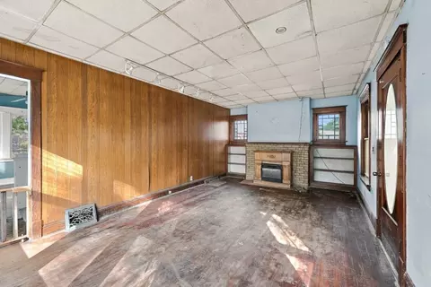 Living - 2819 9th Ave, Moline, IL 61265 photo 4 of 5