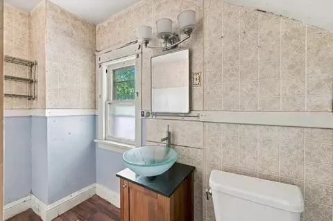 Bath - 2819 9th Ave, Moline, IL 61265 photo 1 of 1
