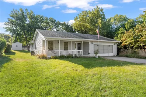 608 N Lake Of The Woods Rd, Mahomet, IL 61853