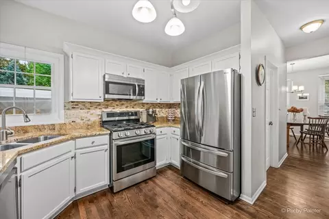 Kitchen - 15 Castlerea Ct, Cary, IL 60013 photo 3 of 4