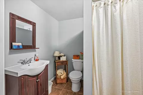 Bath - 15 Castlerea Ct, Cary, IL 60013 photo 4 of 4
