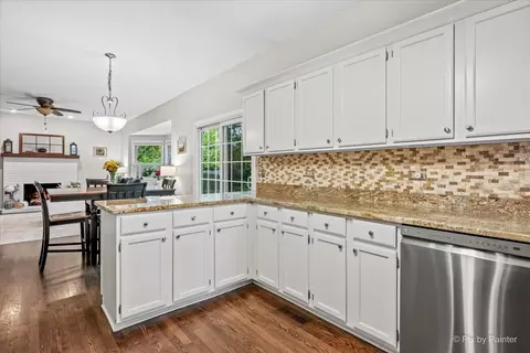 Kitchen - 15 Castlerea Ct, Cary, IL 60013 photo 2 of 4
