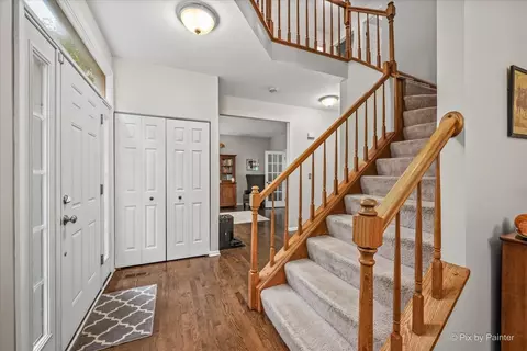 Entry Way - 15 Castlerea Ct, Cary, IL 60013 photo 2 of 6