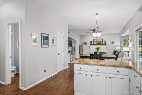 Entry Way - 15 Castlerea Ct, Cary, IL 60013 photo 4 of 6