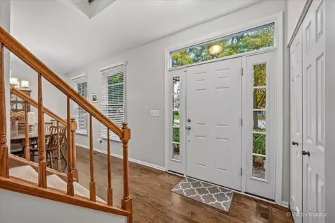 Entry Way - 15 Castlerea Ct, Cary, IL 60013 photo 1 of 6