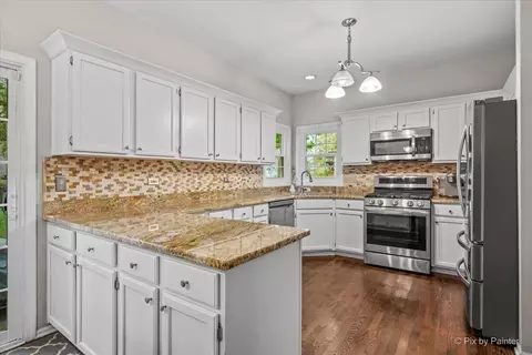 Kitchen - 15 Castlerea Ct, Cary, IL 60013 photo 1 of 4