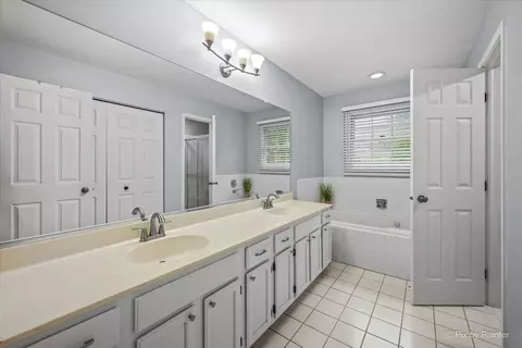 Bath - 15 Castlerea Ct, Cary, IL 60013 photo 2 of 4