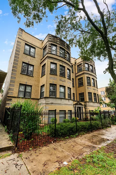 2021 W Arthur St #2E, Chicago, IL 60645