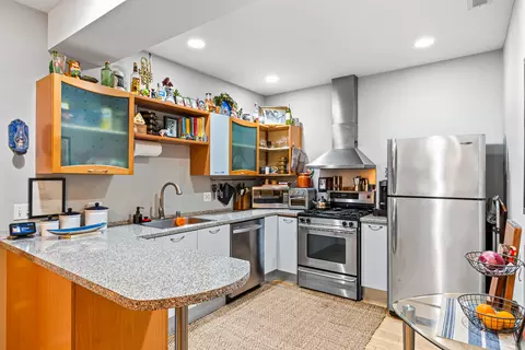 Kitchen - 2021 W Arthur St #2E, Chicago, IL 60645 photo 3 of 4
