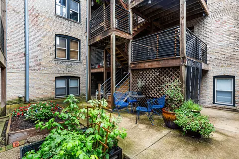 Exterior - 2021 W Arthur St #2E, Chicago, IL 60645 photo 5 of 5