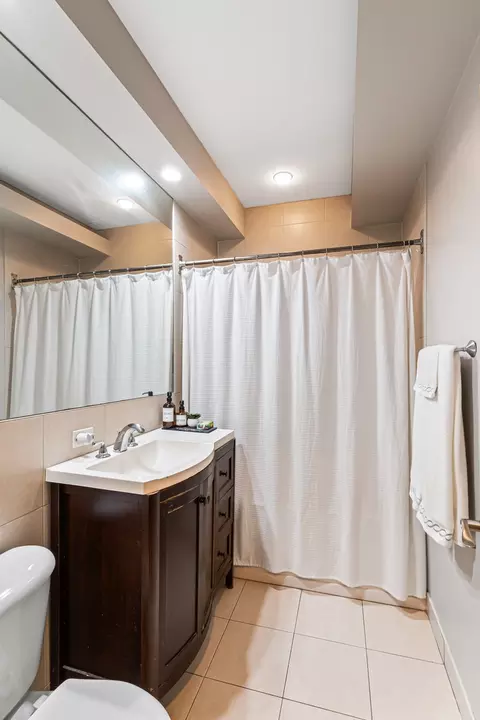 Bath - 2021 W Arthur St #2E, Chicago, IL 60645 photo 1 of 1
