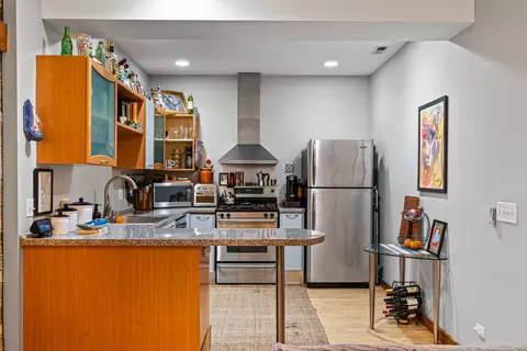 Kitchen - 2021 W Arthur St #2E, Chicago, IL 60645 photo 2 of 4