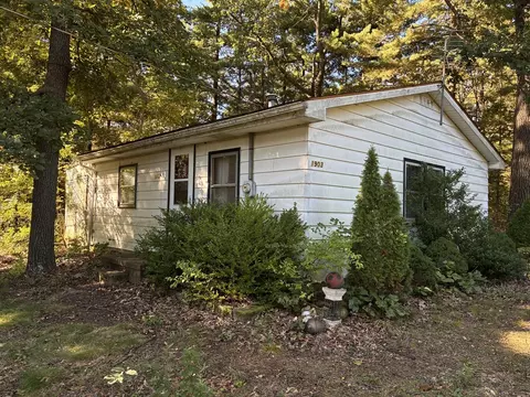 1903 Hickory Ln, Manito, IL 61546
