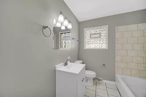 Bath - 1007 Cedar Ave, Elgin, IL 60120 photo 1 of 4