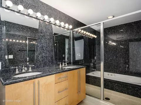 Bath - 701 S Wells St #3306, Chicago, IL 60607 photo 2 of 3