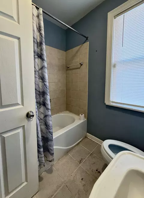 Bath - 10908 S Normal Ave, Chicago, IL 60628 photo 1 of 2