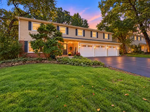 895 Ellynwood Dr, Glen Ellyn, IL 60137
