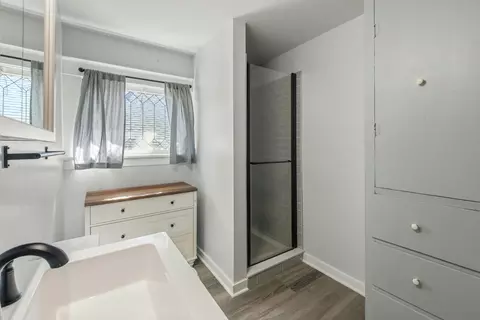 Bath - 111 Warren Ave, Aurora, IL 60505 photo 1 of 2