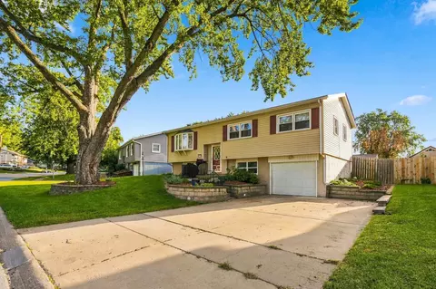 3123 Somerset Dr, Bettendorf, IA 52722