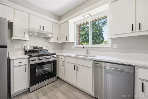Kitchen - 1654 Dover Ct #A, Wheaton, IL 60189 photo 2 of 2