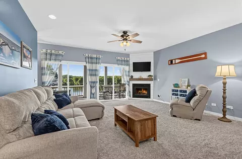 Living - 5 River Row, Ottawa, IL 61350 photo 2 of 3