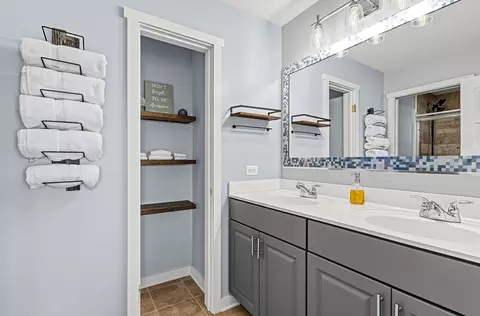 Bath - 5 River Row, Ottawa, IL 61350 photo 1 of 3